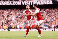 球星对决：阿尔瓦雷斯帽子戏法助球队逆袭取胜